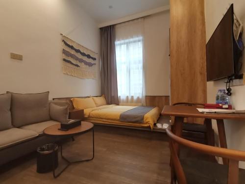 Shenzhen Ruiya Japanese-style Hotel Huaqiang Northにあるテレビまたはエンターテインメントセンター
