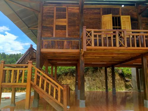 Cette grande maison en bois dispose d'une terrasse. dans l'établissement Mù Cang Chải Dream House, à Lao San Chay