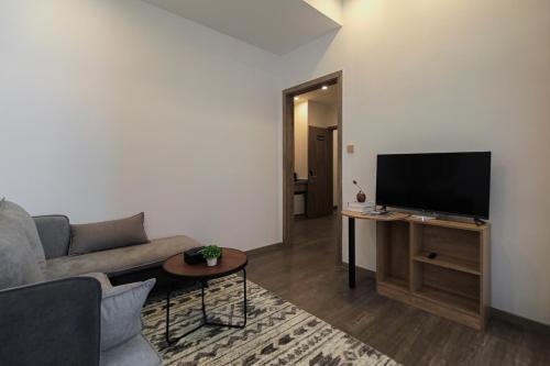 Shenzhen Ruiya Japanese-style Hotel Huaqiang Northにあるテレビまたはエンターテインメントセンター