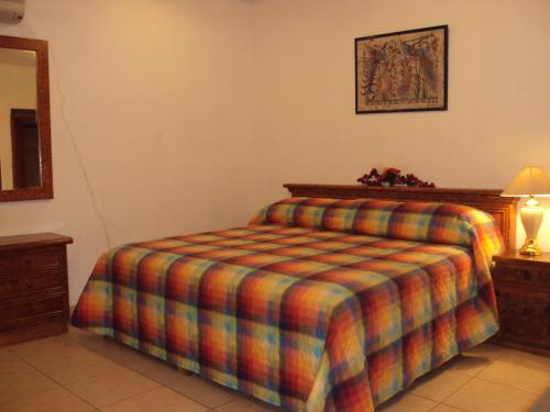 Un pat sau paturi într-o cameră la Vallarta Jr Suites in the exclusive Zona Romantica