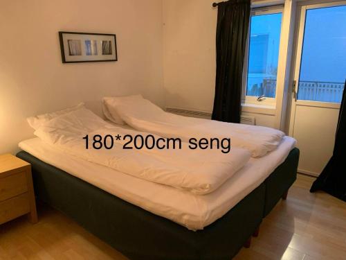 Una cama en una habitación con un cartel que lee ahorro de habitación en Mosjøen Overnatting, Cm havigs gate 18, en Mosjøen