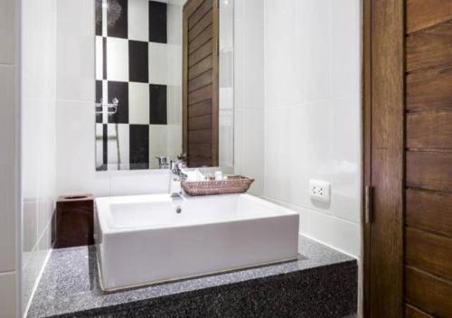 Ett badrum på Buk Inn Hotel SHA Plus