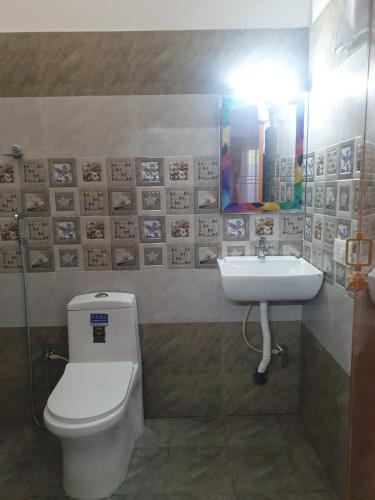 Ένα μπάνιο στο Kumaran Kudil - New Family Home Stay VL Bodinayakkanur, Theni