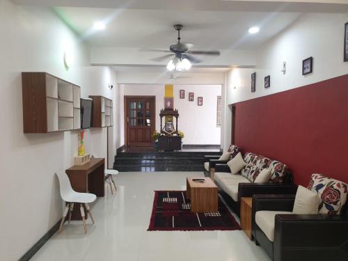 Χώρος καθιστικού στο Kumaran Kudil - New Family Home Stay VL Bodinayakkanur, Theni