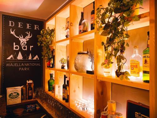 un bar avec de nombreuses bouteilles d'alcool et de plantes dans l'établissement Hotel Ede, à Caramanico Terme