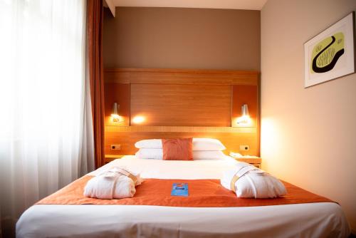 Postel nebo postele na pokoji v ubytování Mercure Ostrava Center