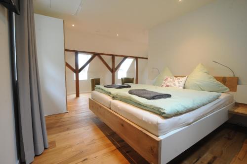 een slaapkamer met een bed in een kamer bij Blekkers Bed&Breakfast in Uelsen