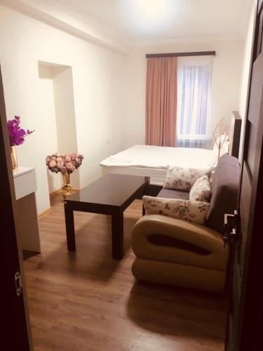 een woonkamer met een bank en een tafel bij Mini Hotel Sevan in Sevan