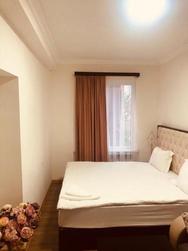 een slaapkamer met een groot bed en een raam bij Mini Hotel Sevan in Sevan