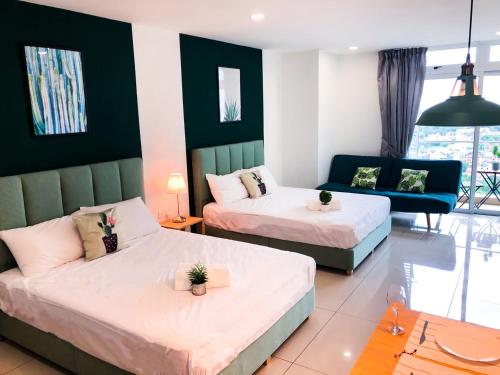 - un salon avec deux lits et un canapé dans l'établissement KSL City Mall 4-6pax Netflix-SmartTV 65inch, à Johor Bahru