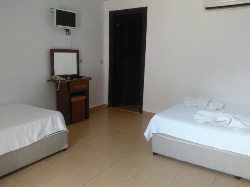 Postel nebo postele na pokoji v ubytování UĞUR BEACH HOTEL