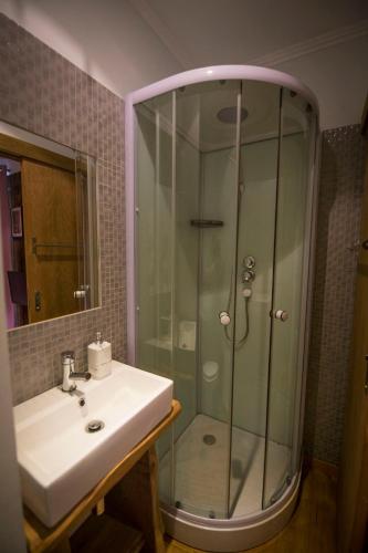 Bilik mandi di Modern & Recycled Guest House