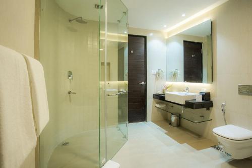 uma casa de banho com um chuveiro, um lavatório e um WC. em Hotel Mulberry em Kathmandu