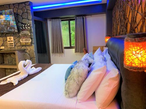 Postel nebo postele na pokoji v ubytování CLOCKWORKORANGE Luxury Suites