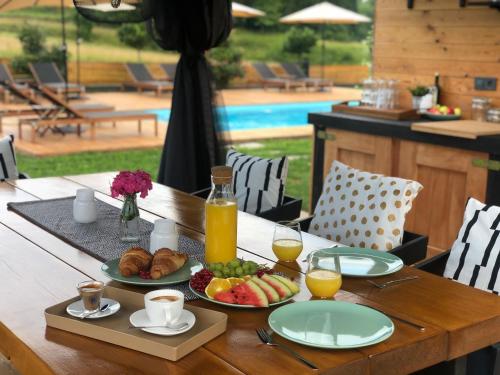 Gomirje的住宿－Zoe Luxury House，一张桌子,上面放着两盘食物和橙汁