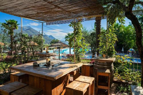 un bar al aire libre con vistas a la piscina en Weekend Glamping Resort en San Felice del Benaco