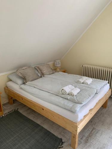ein Bett mit Handtüchern auf dem Zimmer in der Unterkunft WhiteHouse Alsoors in Alsóörs