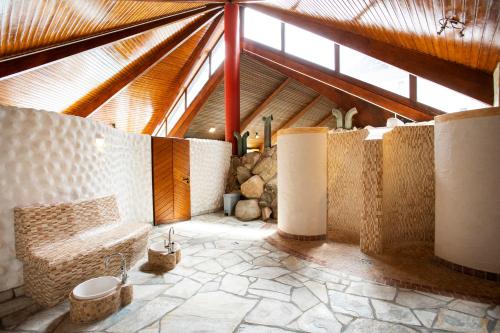 an attic room with a tub and a wooden ceiling at Romantik Hotel Stryckhaus in Willingen