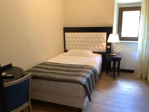 سرير أو أسرّة في غرفة في Locanda Tre Frati