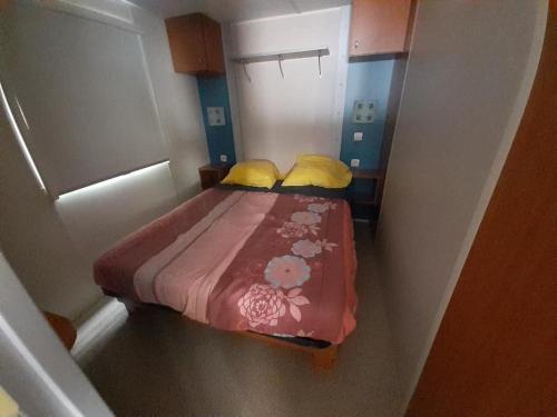 レ・マトゥにあるMobilhomeの小さな客室で、小さなベッドが備わります。