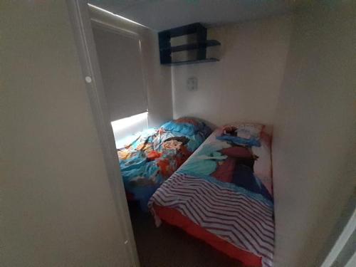 レ・マトゥにあるMobilhomeの小さなベッドルーム(二段ベッド付)