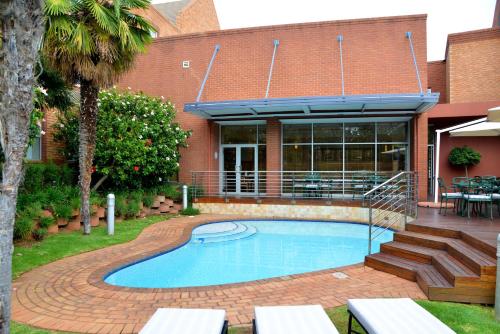 a swimming pool in front of a building at Road Lodge Sandton in Johannesburg