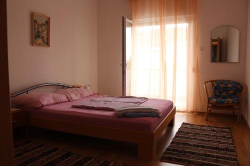 ein Schlafzimmer mit einem Bett und einem großen Fenster in der Unterkunft Mia 5 in Crikvenica