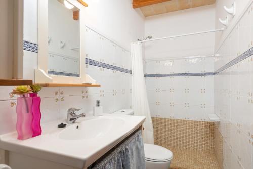 a bathroom with a sink and a toilet at Ca'n Marinero in Porto Cristo