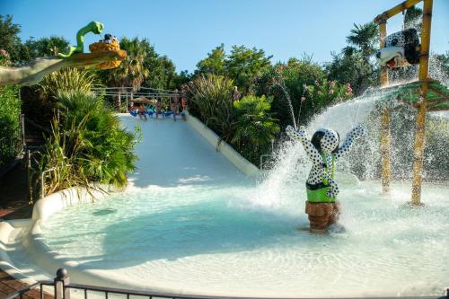 un parco acquatico con una persona che gioca in una fontana di Weekend Glamping Resort a San Felice del Benaco