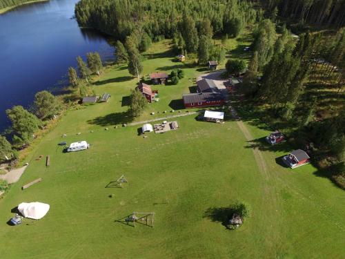 z góry widok na pole z namiotami i jeziorem w obiekcie stuga Björn w mieście Vigge