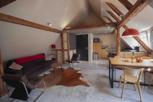 un salon avec un canapé et une table dans l'établissement La Cour de Berthe Est, à Colmar