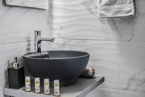 baño con lavabo en un estante en Terra di Meteora Suites #3, en Kalambaka