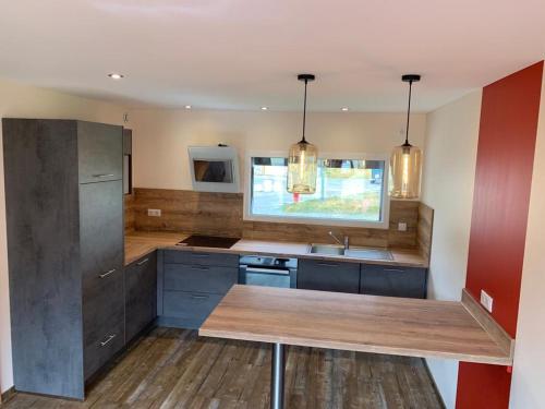 una cucina con mobili blu e un lavandino di L'Olympic - T2 - Pied des pistes - 40 m2 - WIFI a Val Thorens