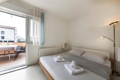Un pat sau paturi într-o cameră la Apartment Dubravka near the sandy beach