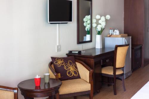 a room with a desk and a chair and a table at Seaside Jomtien Beach Pattaya in Jomtien Beach