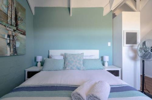 Katil atau katil-katil dalam bilik di West Coast Seaside Getaway