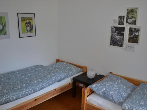 een slaapkamer met 2 bedden en een tafel bij Ferienwohnung Veischedetal im Sauerland in Lennestadt