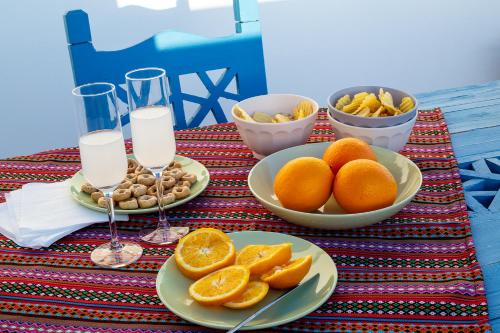 a table with plates of oranges and glasses of wine at BnB Sant'Alfonso in Agrigento