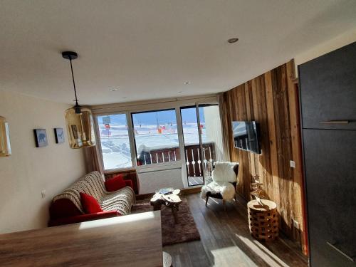 - un salon avec vue sur l'océan dans l'établissement L'Olympic - T2 - Pied des pistes - 40 m2 - WIFI, à Val Thorens