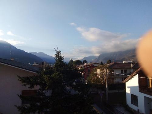 uma vista para uma cidade com montanhas ao fundo em affitacamere zimmer nadia em Chiuppano