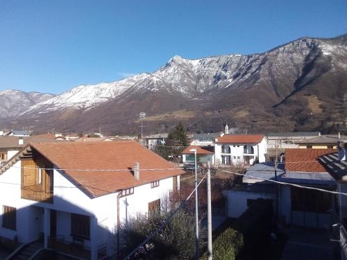 a town with houses and mountains in the background at affitacamere zimmer nadia in Chiuppano