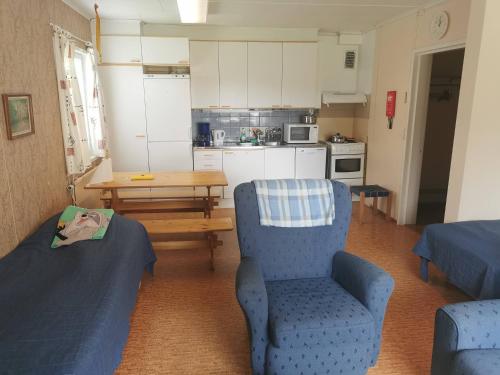 Kuchyň nebo kuchyňský kout v ubytování Wanha Havon Koulu yksiö