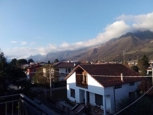 uma casa branca com vista para uma montanha em affitacamere zimmer nadia em Chiuppano