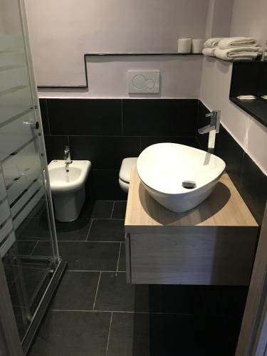 Ένα μπάνιο στο Hotel Genziana
