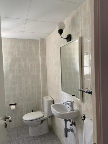 Bilik mandi di Hostal Porto Mar