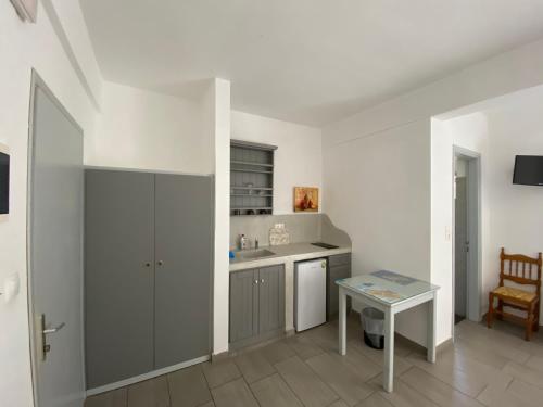 Η κουζίνα ή μικρή κουζίνα στο Deep Blue Rooms & Apartments