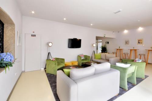Una televisión o centro de entretenimiento en Porto Domus Hotel