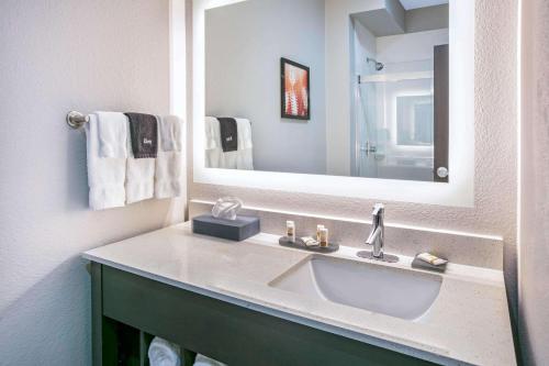 Phòng tắm tại La Quinta Inn & Suites DFW West-Glade-Parks