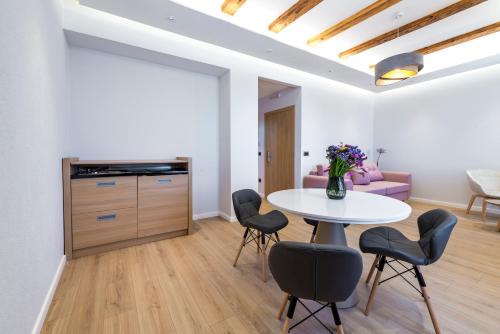 Η κουζίνα ή μικρή κουζίνα στο Casa Antika Suites
