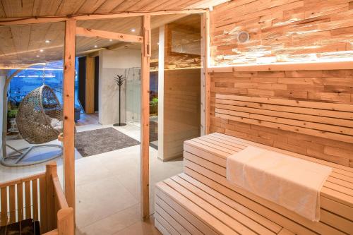 sauna con panchina in camera di "Chalet Bergzeit" Ferienhaus mit Sauna & Wellness a Fügenberg